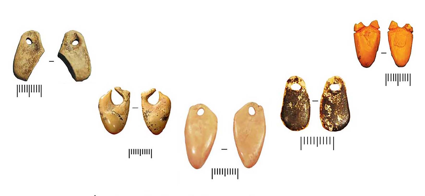 Рисунок 3. Украшения-подвески из Мезмайской пещеры. Источник: АНО «Лаборатория доистории».